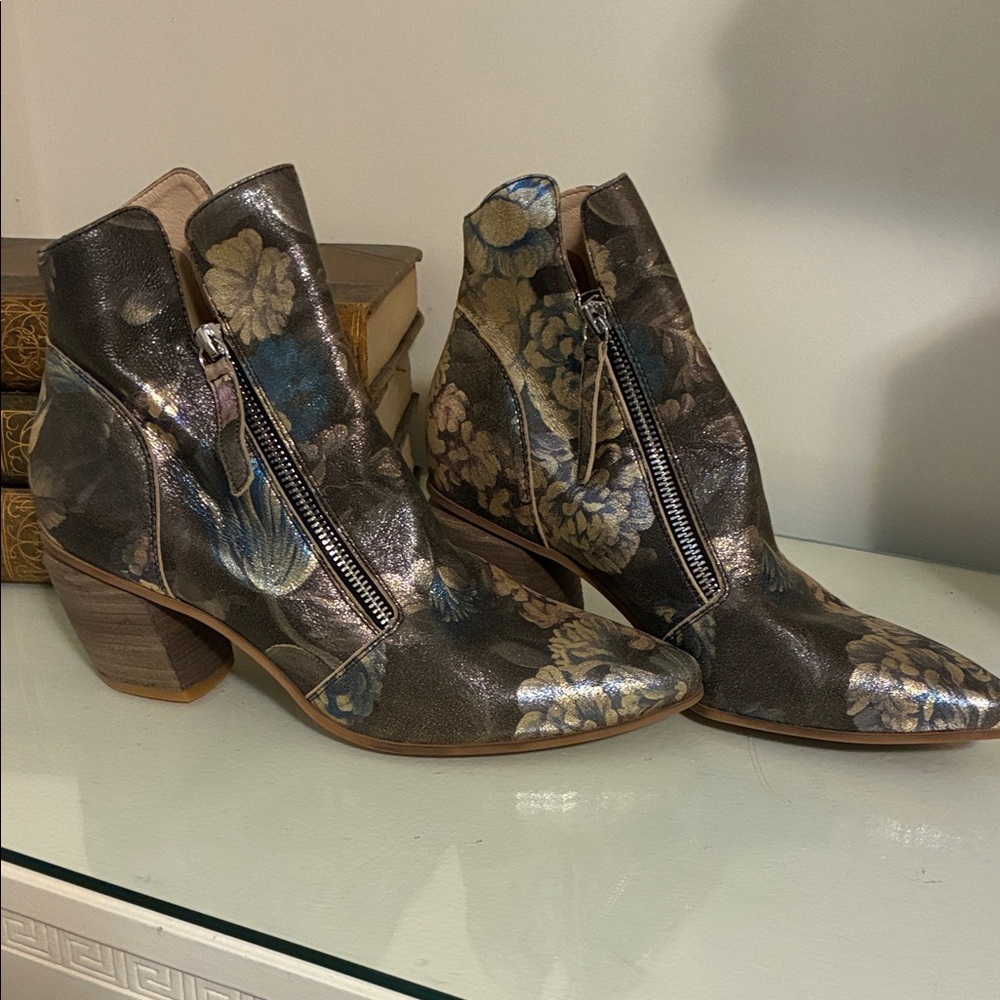 Beautiful Metallic Floral Leather Boots Django & Juliette Size 9 NWOT